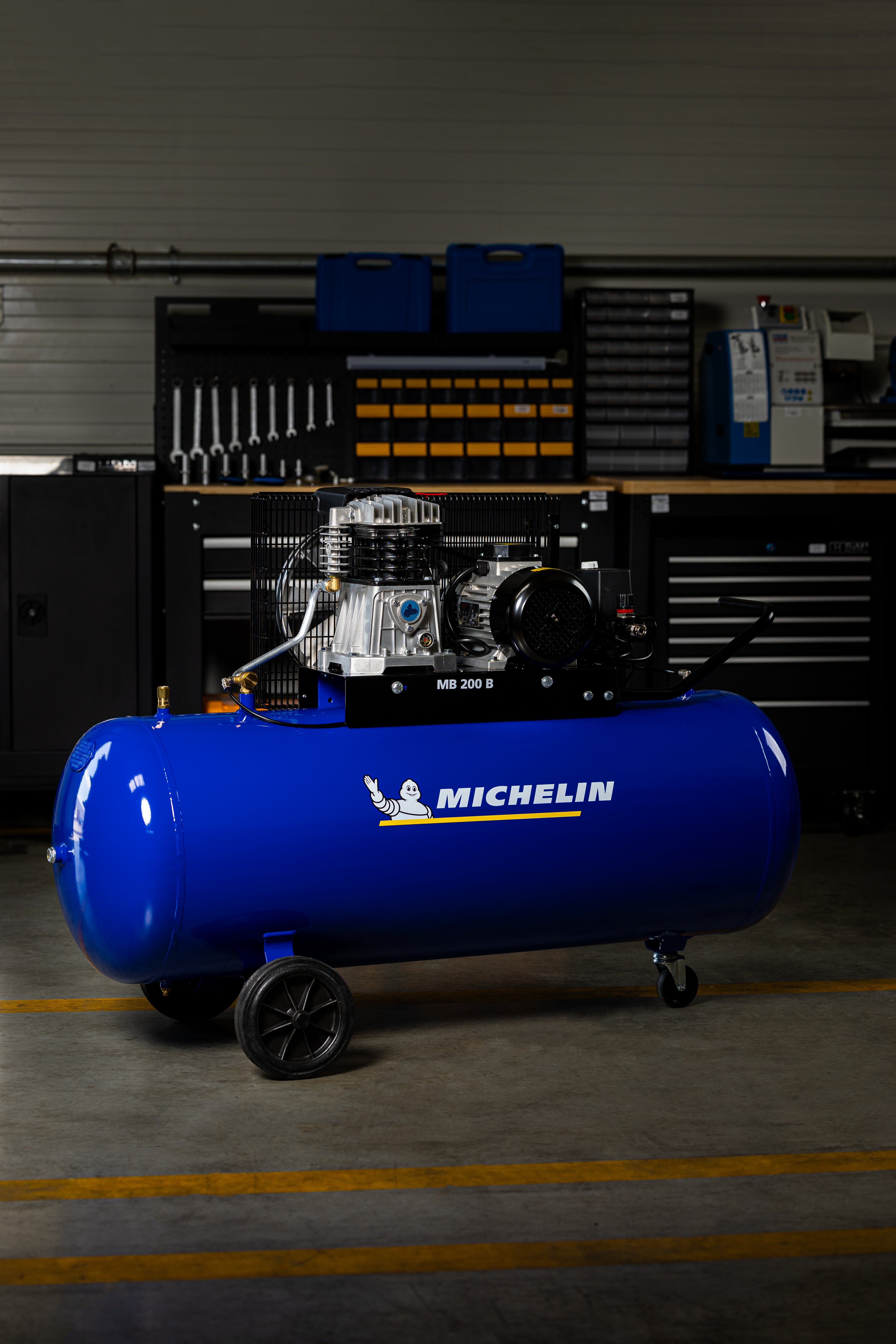 Compressore d'aria professionale Michelin 200 L, 3 HP, 230 V, prodotto FIAC Italy.