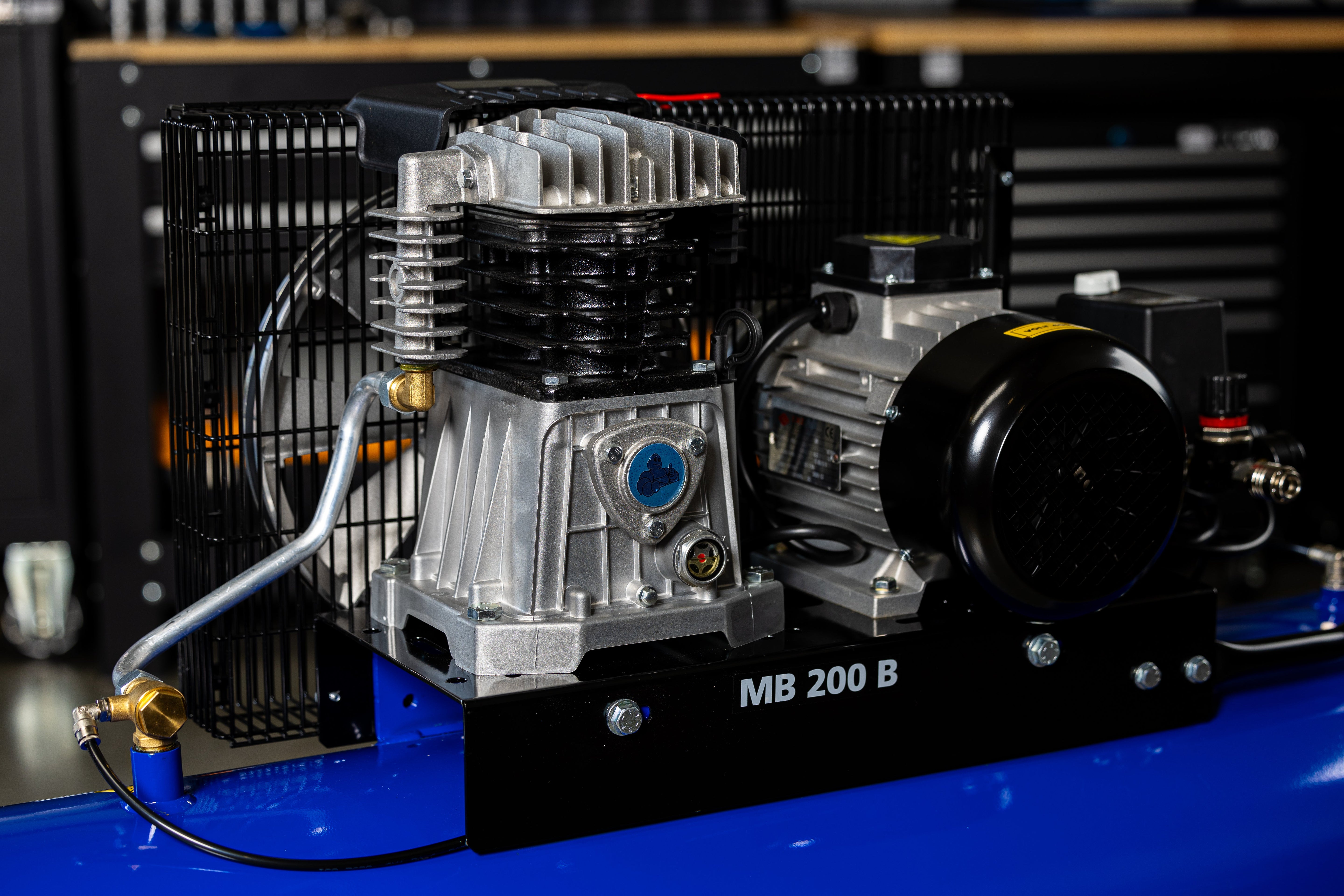 Compressore d'aria professionale Michelin 200 L, 3 HP, 230 V, prodotto FIAC Italy.