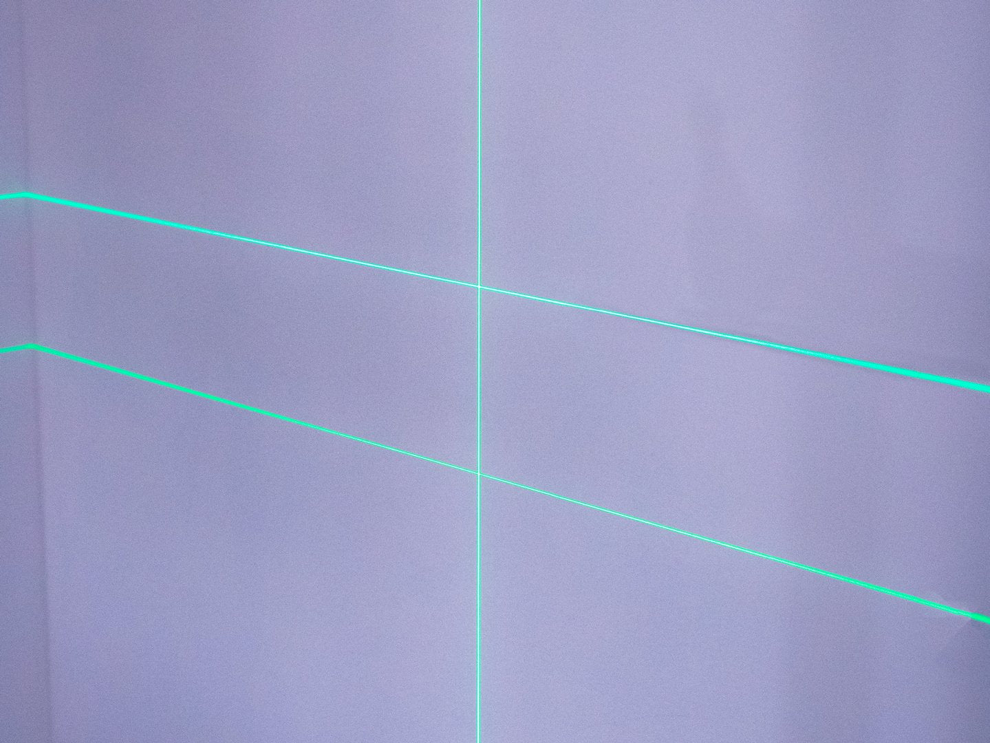 Livella laser 4D a 360° autolivellante 16 linee  orizzontali e verticali con  2 batterie ricaricabili da 3000 mAh e con telecomando Geko