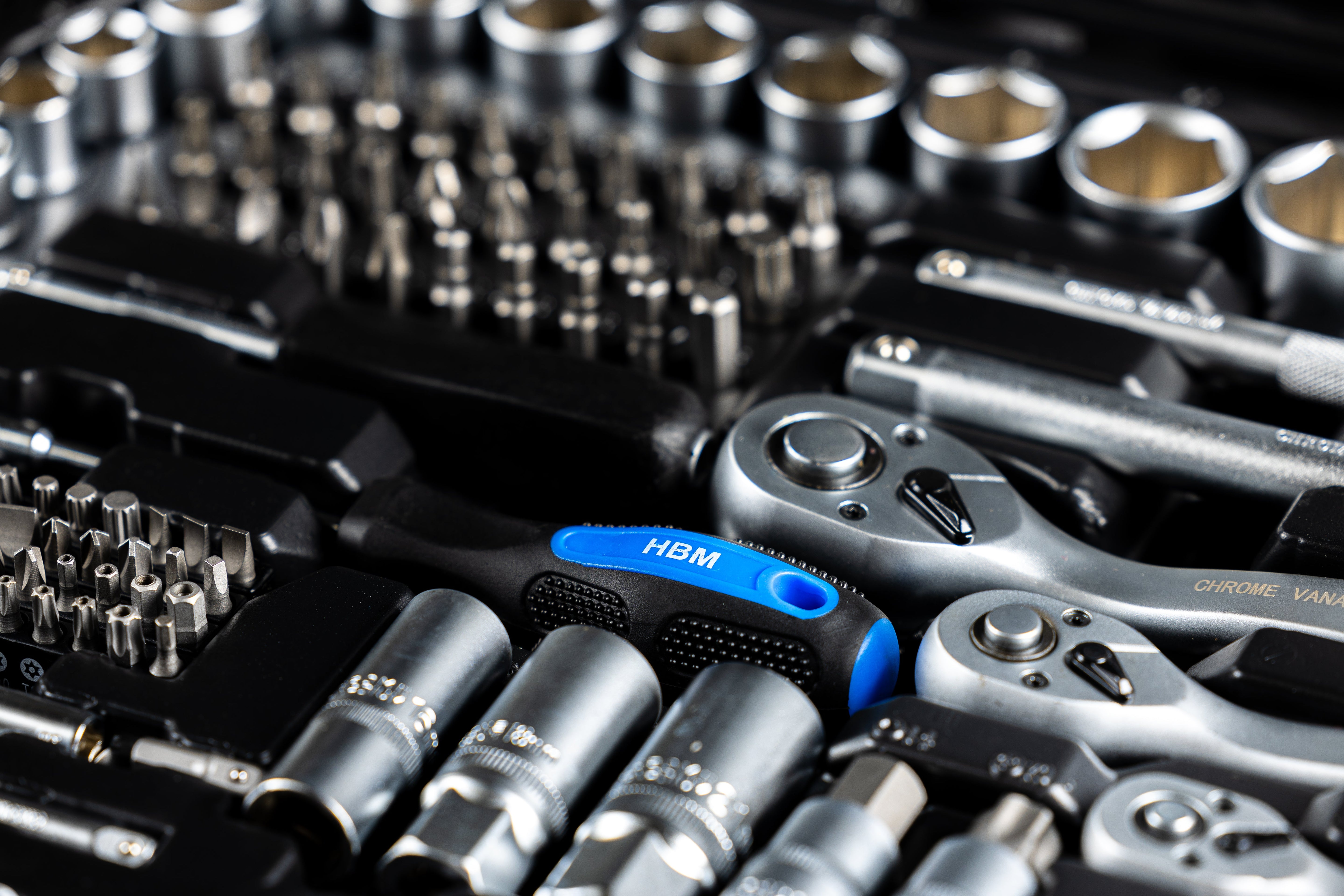 Valigetta utensili professionale 216 pezzi, serie di chiavi a bussola in Cr-V, torx cricchetti, prolunghe, kit attrezzi per auto, officina fai-da-te con attacchi 1/2" 3/8" 1/4", Hbm Olanda