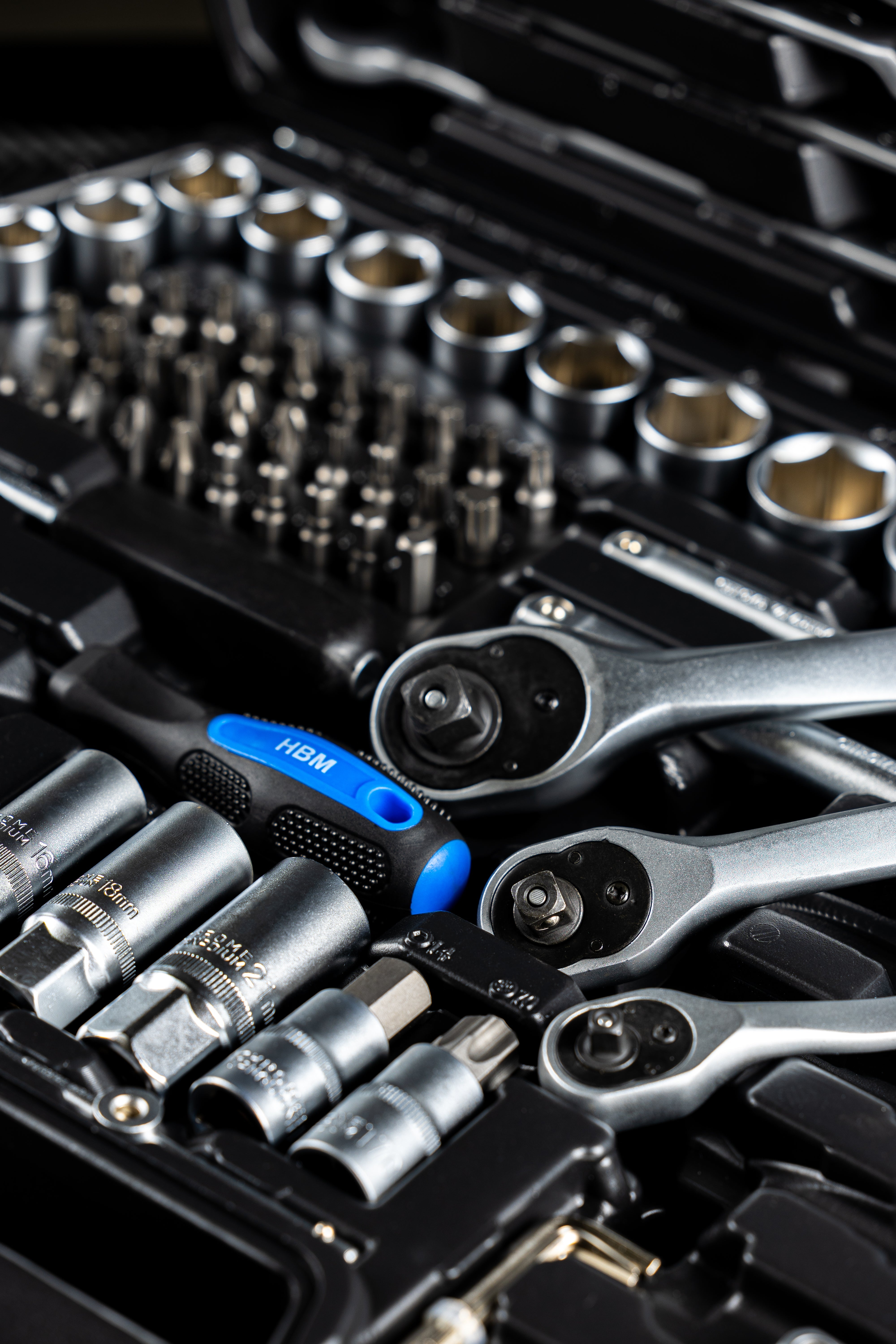 Valigetta utensili professionale 216 pezzi, serie di chiavi a bussola in Cr-V, torx cricchetti, prolunghe, kit attrezzi per auto, officina fai-da-te con attacchi 1/2" 3/8" 1/4", Hbm Olanda