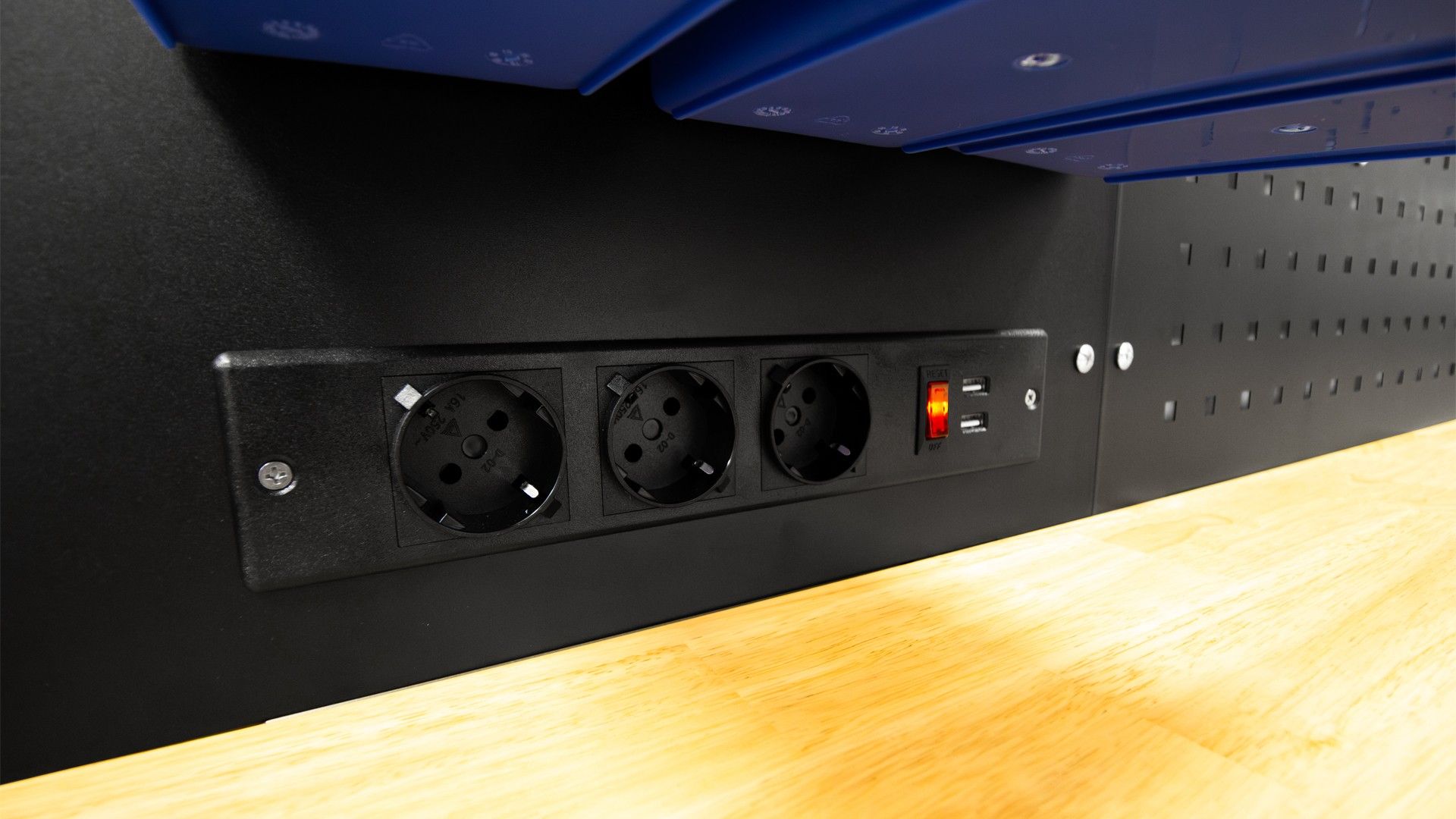 Banco da lavoro professionale con 10 cassetti, ripiani, portautensili, in metallo,nero, con pianale in legno massiccio, arredamento officina con pannello da parete forato e illuminato LED, con ganci e prese USB 230V, 213 cm