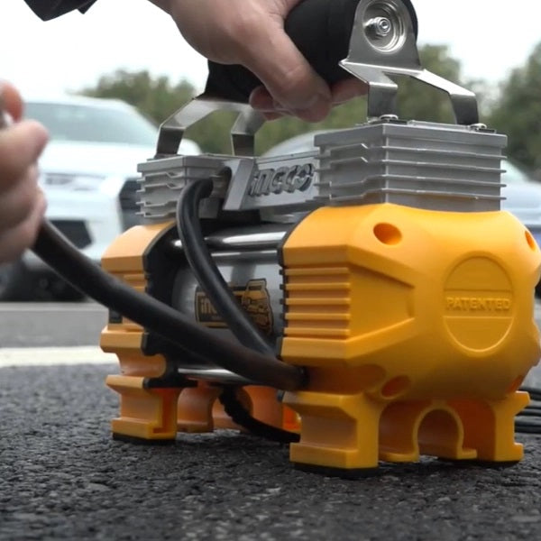 Compressore d'aria da 12 V, gonfiatore per pneumatici a doppio cilindro,kit di gonfiaggio per pneumatici, pompa d'aria fuoristrada per suv, camion, auto, biciclette, palloni, materassi ad aria, barche gonfiabili, con 3 adattatori e borsa in tela, Ingco