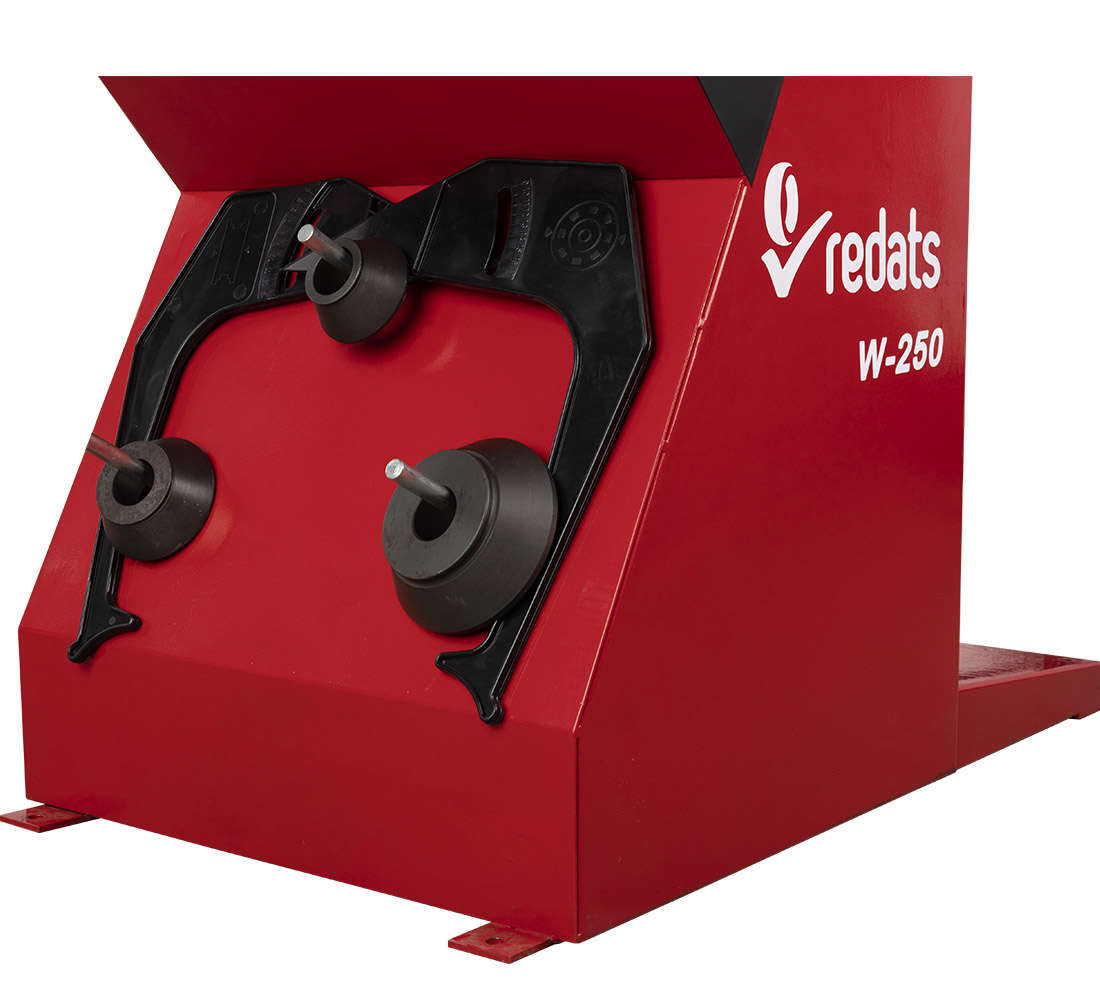 Equilibratrice automatica con display digitale, a pedale, con acquisizione del programma di equilibratura, diametro cerchione 22'', professionale, Redats Polonia