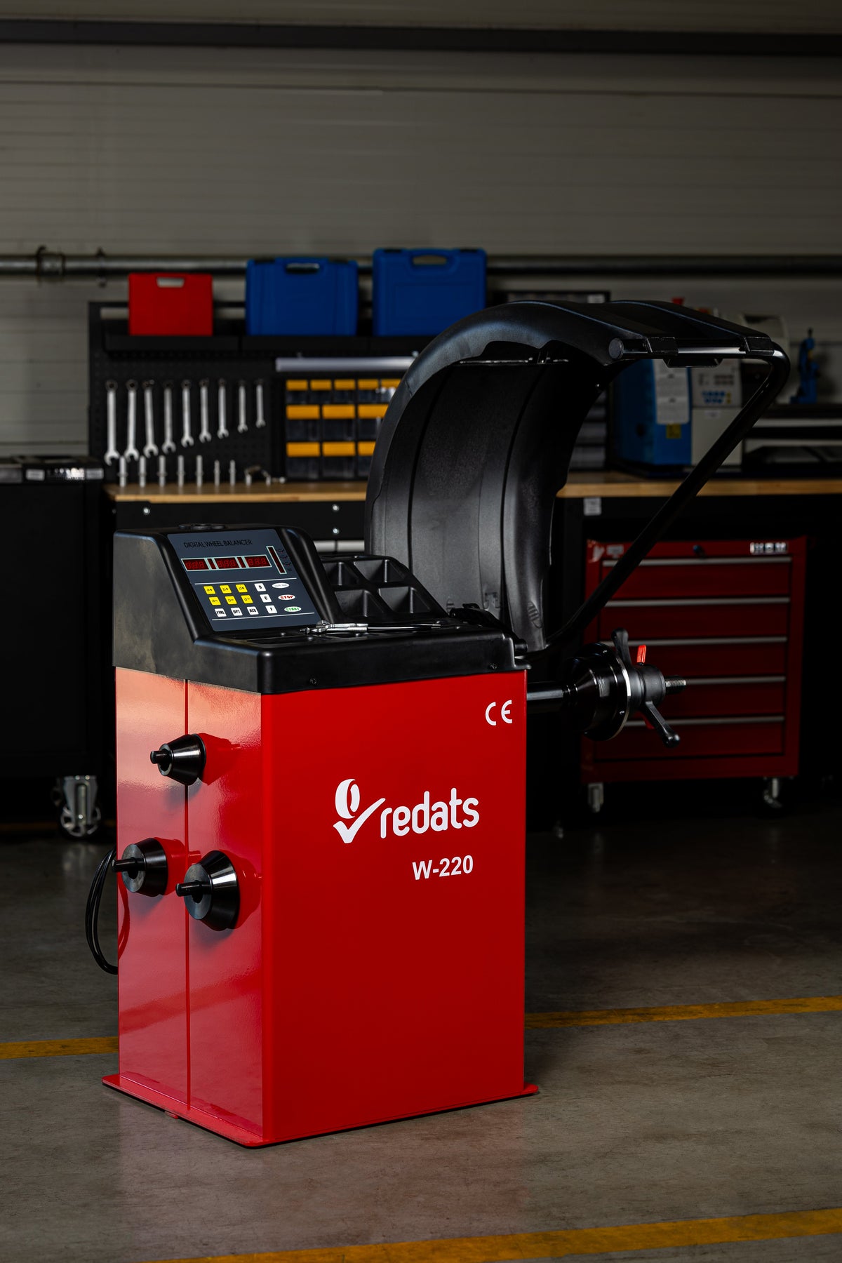 Equilibratrice automatica con display digitale, a pedale, con acquisizione del programma di equilibratura, diametro cerchione 24'', professionale, Redats Polonia