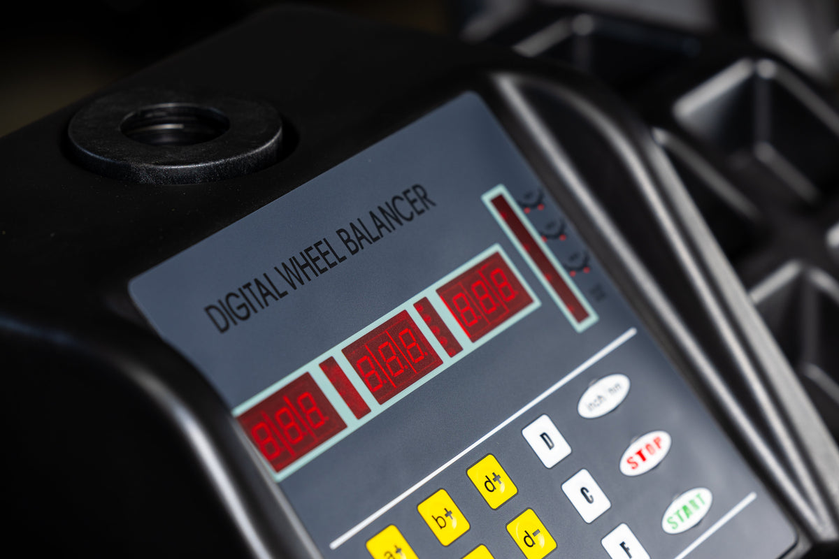 Equilibratrice automatica con display digitale, a pedale, con acquisizione del programma di equilibratura, diametro cerchione 24'', professionale, Redats Polonia