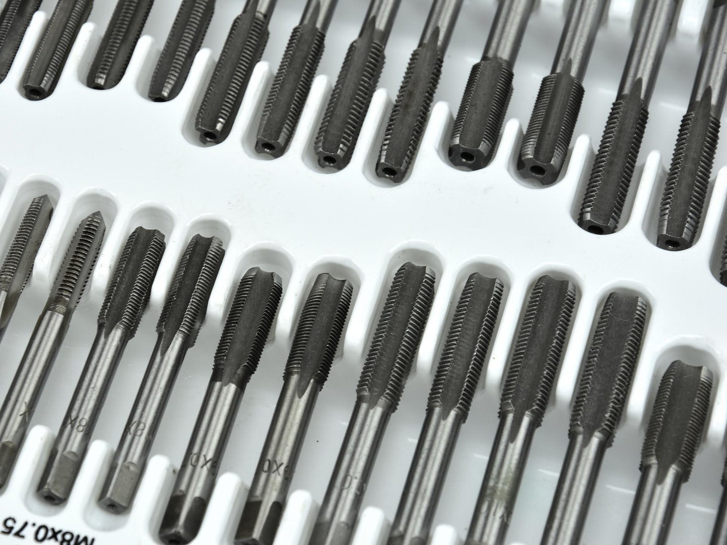 Set maschi e filiere metriche 110 pezzi. Completo da M3 a M12 con giramaschi e accessori calibro di filettatura, per filettature interne ed esterne, Geko