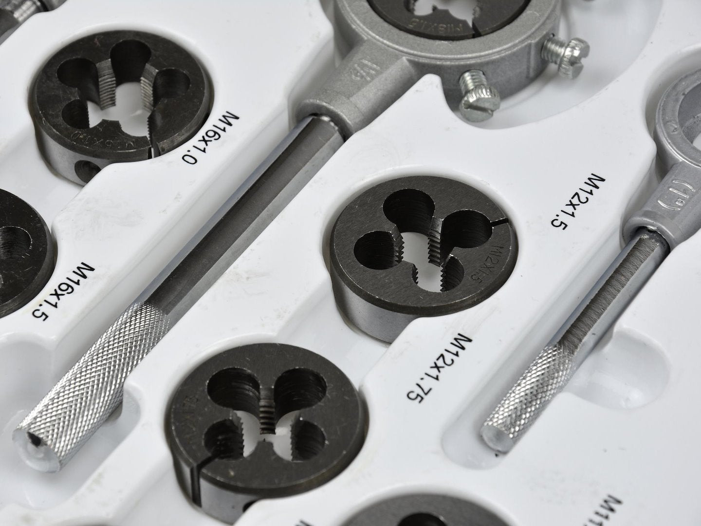 Set maschi e filiere metriche 110 pezzi. Completo da M3 a M12 con giramaschi e accessori calibro di filettatura, per filettature interne ed esterne, Geko