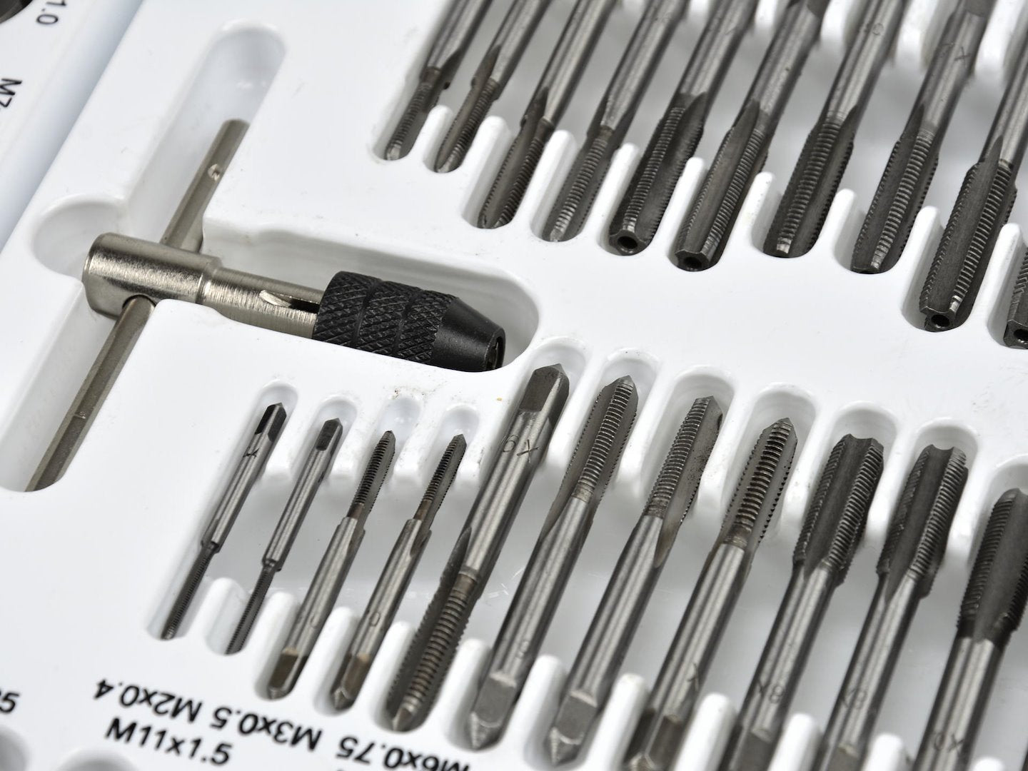 Set maschi e filiere metriche 110 pezzi. Completo da M3 a M12 con giramaschi e accessori calibro di filettatura, per filettature interne ed esterne, Geko